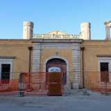 L�accesso � inserito in un corpo di fabbrica caratterizzato da spigoli evidenziati da spaccatelle di calcarenite sfalsate